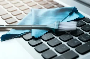 Bahaya Tidak Membersihkan Keyboard Komputer dan Solusinya