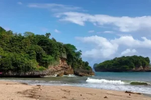 Pantai Ungapan, Pantai Indah dengan View Alam Memukau di Malang