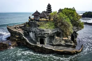 Pura Tanah Lot, Pesona Pantai dengan Pura Terapung di Tabanan