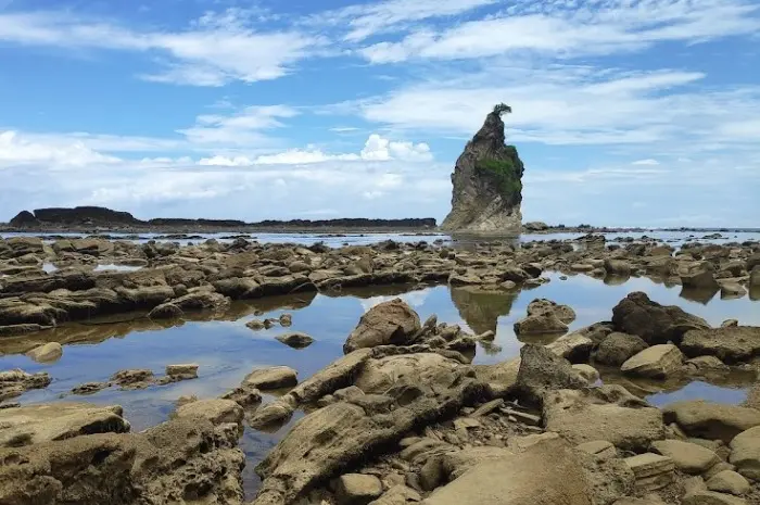 Pantai Tanjung Layar